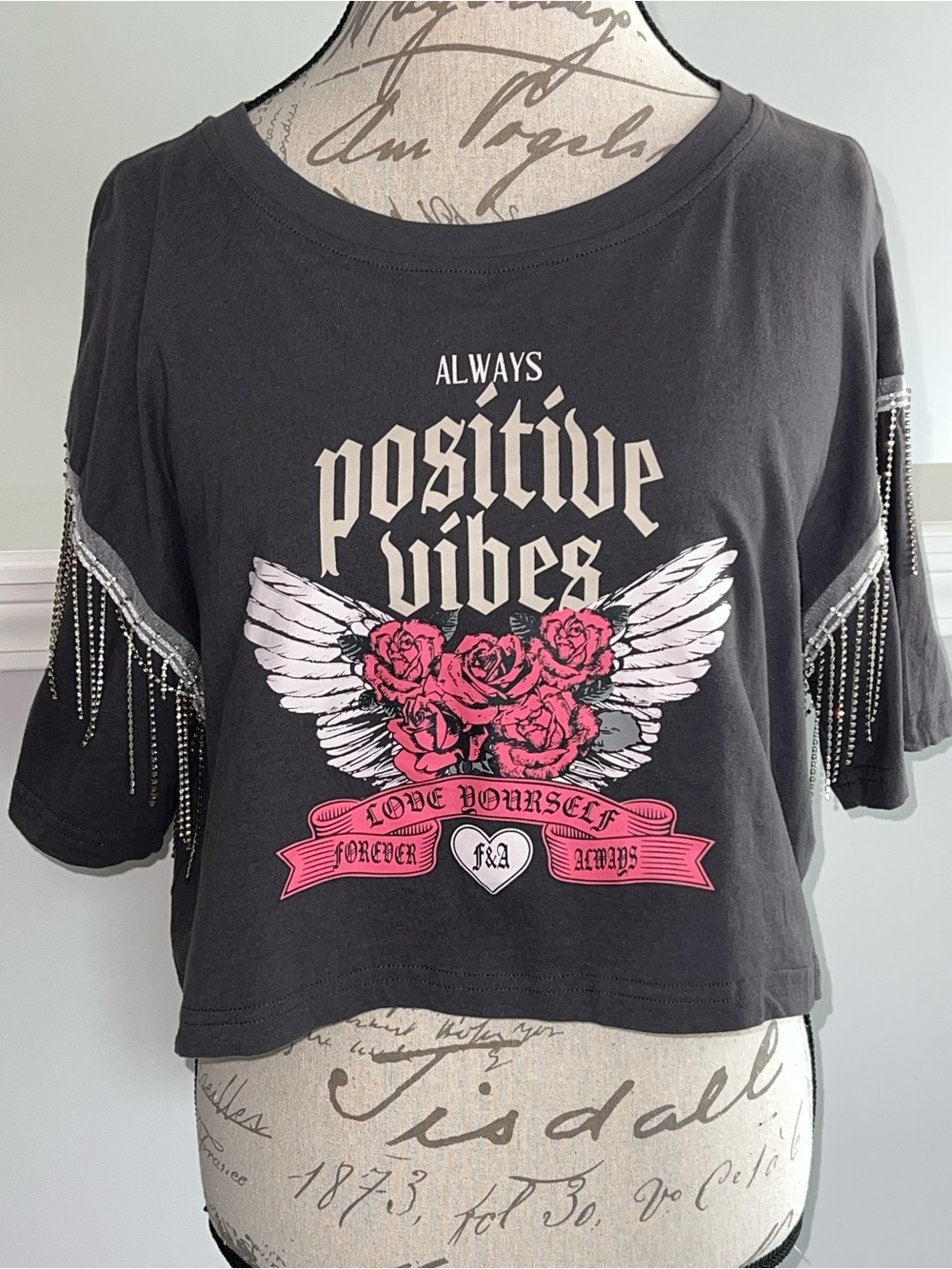 Faded Rose Positive Vibes Graphic Fringe Sleeve Cropped Tee Medium